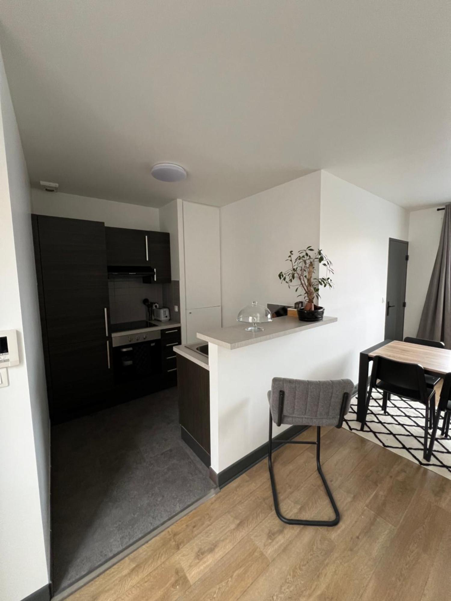 Appartement Hyper Centre A 80M Du Vieux Marche, T2 Calme Vue Sur Les Toits Rue Du Minage à La Rochelle  Extérieur photo
